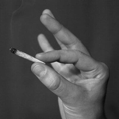 Einen Joint rauchen