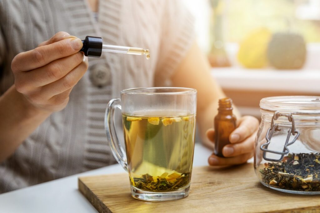 CBD Vital Öl Tropfen in Tee